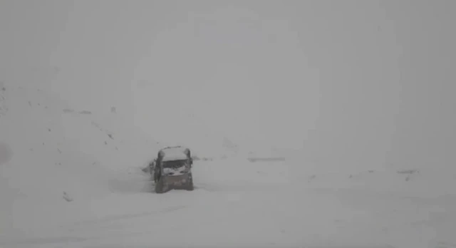 یک موتر در سالنگ در برف 