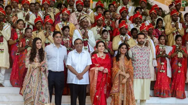 Família Ambani durante casamento em massa para casais desfavorecidos em Mumbai, na Índia