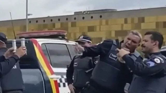 Bazı polislerin olanları izlediği anlara ait bir kare