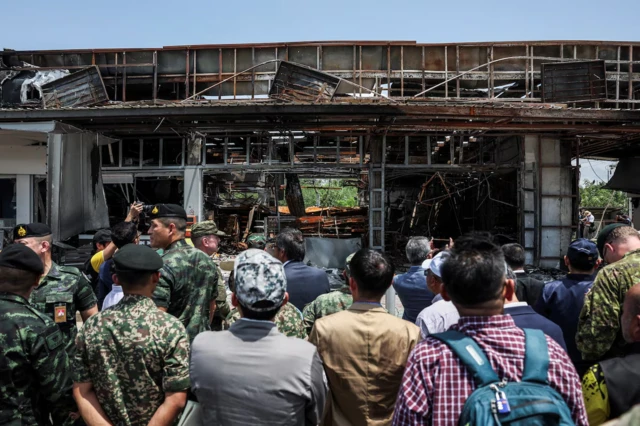 Hôm 1/8, các tùy viên quân sự nước ngoài từ các cường quốc và các nước thành viên ASEAN, cùng với các nhà ngoại giao từ 23 quốc gia, đến thăm một cửa hàng tiện lợi và trạm xăng 7-Eleven bị phá hủy ở tỉnh Sisaket, Thái Lan trong cuộc đụng độ với Campuchia hôm 24/7