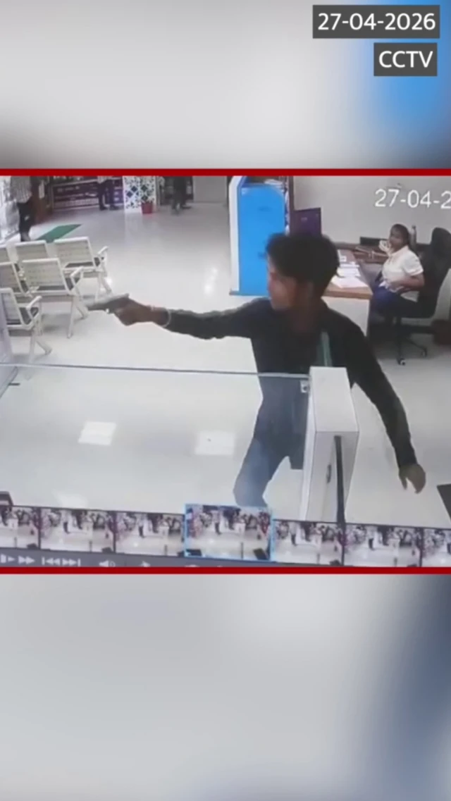 સુરતમાં ધોળેદિવસે હથિયારો સાથે ત્રાટકીને થયેલી 50 લાખ રૂપિયાની લૂંટના સીસીટીવી સામે આવ્યા છે.