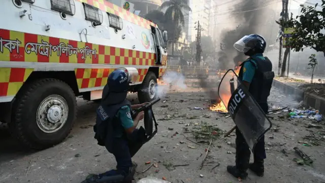 বিক্ষোভকারীদের ছত্রভঙ্গ করতে টিয়ার সেল ছোড়ে পুলিশ