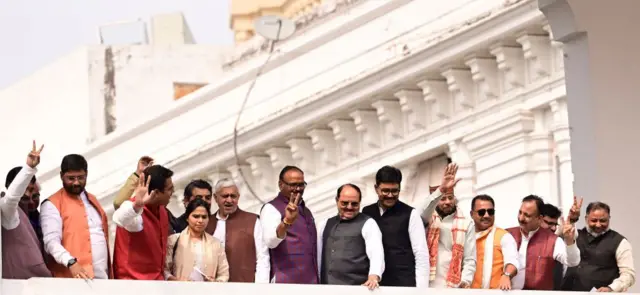 राज्य सभा चुनाव में भाजपा को वोट देने वाले सपा विधायकों के साथ उपमुख्यमंत्री बृजेश पाठक