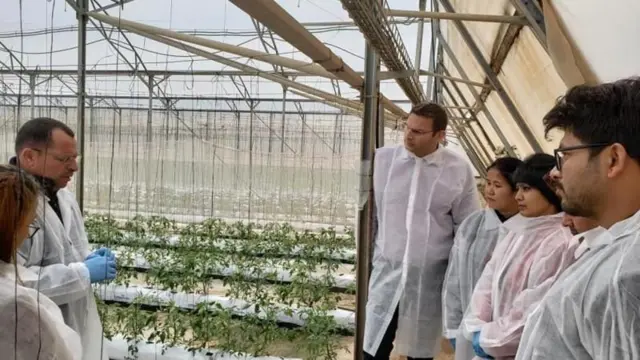 इजरेलमा लर्न एन्ड अर्न कार्यक्रमका सहभागी (फाइल तस्बिर)