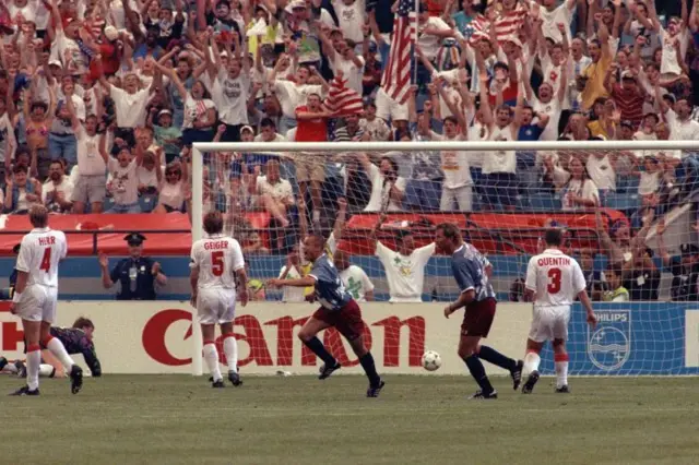 Wynalda sai comemorando após o gol dos Estados Unidos contra a Suíça, no seu jogo de estreia na Copa do Mundo de 1994