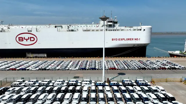 Carros da BYD enfileirados no porto chinês de Lianyungang na província de Jiangsu