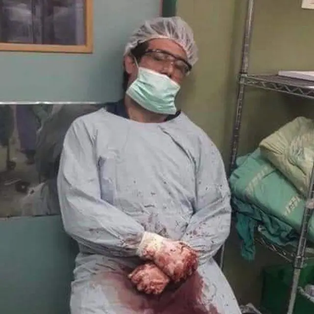 Dr Adnan Al Bursh mengenakan gaun teater berlumuran darah