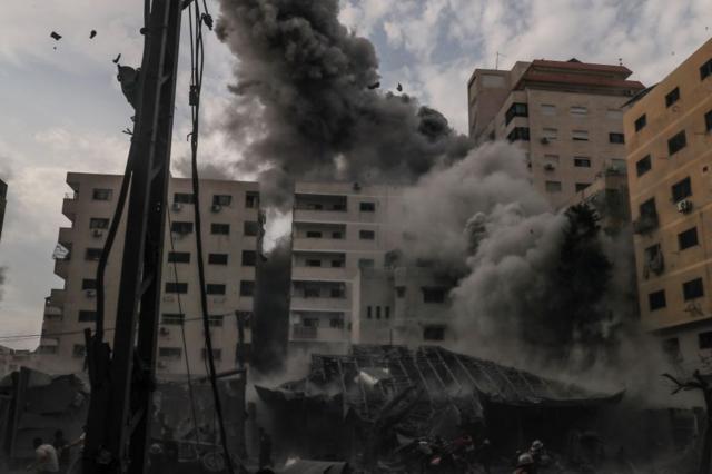 El humo se eleva después de que los ataques aéreos israelíes destruyeran edificios en la ciudad de Gaza este 9 de octubre.
