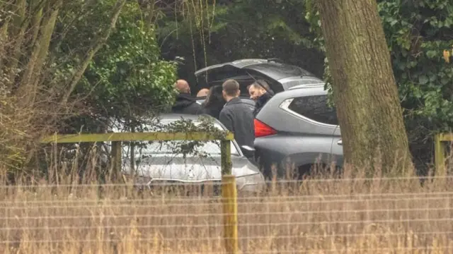 ਐਂਡਰਿਊ ਮਾਊਂਟਬੈਟਨ ਦੇ ਸੈਂਡਰਿੰਘਮ ਸਥਿਤ ਘਰ ਵਿੱਚ ਪਹੁੰਚੇ ਵਾਹਨ