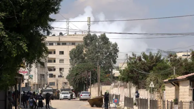 سحابة من الدخان أثناء عملية عسكرية إسرائيلية في مدينة جنين بالضفة الغربية
