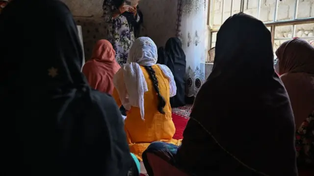 iskuul ay si qarsoodi ah u dhigtaan gabdhaha