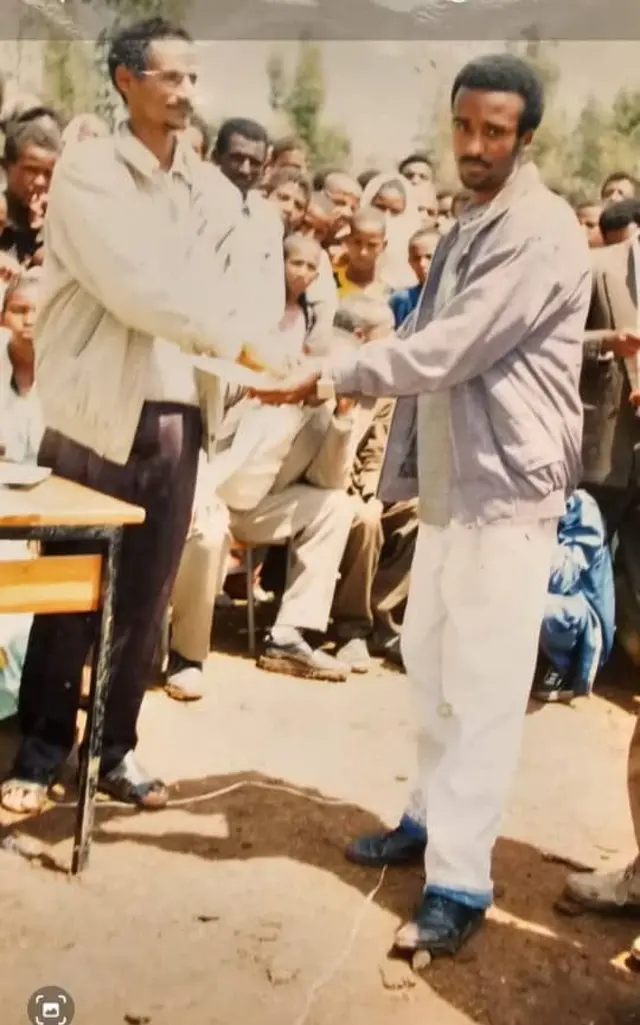 መርጌታ ተኽላይ ካብ መንግስታዊ ቤት ትምህርቲ ቀዳማይ ወጺኡ ሽልማት እንዳተቐበለ