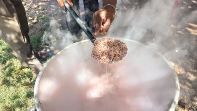 "කොහෙන් හරි හාල් ටිකක් එකතු කරගෙන, කලපුවේ වතුර හරි,මුහුදු වතුර හරි මුට්ටියකට දාලා රත් කරලා කැඳ ටික හදාගන්නවා."