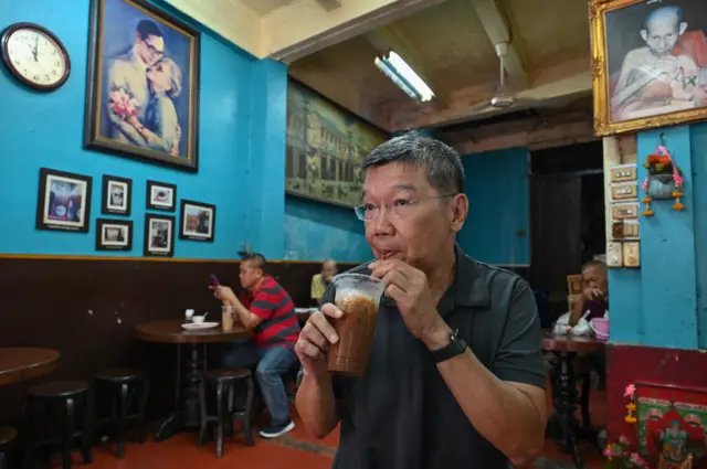 ร้านเอียะแซ เป็นร้านกาแฟเก่าแก่แห่งแรก ๆ ของเยาวราช