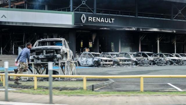 Сгоревшие машины в Новой Каледонии