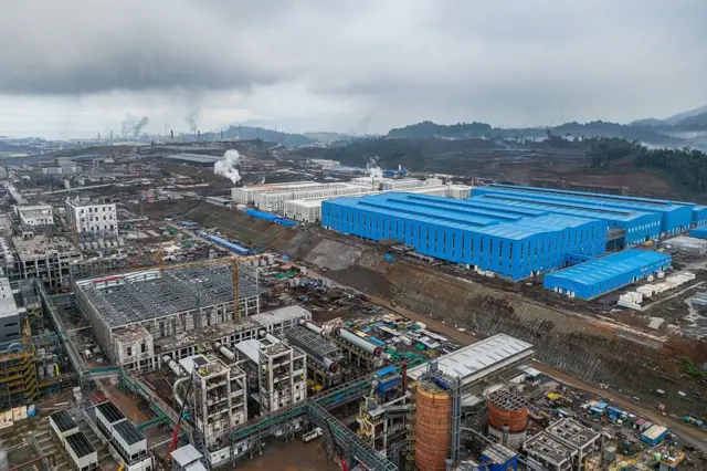 Cerobong asap di Indonesia Morowali Industrial Park (IMIP), sebuah kompleks pengolahan nikel di Morowali, Sulawesi Tengah, Indonesia, pada 13 Juni 2024. Kawasan ini menjadi salah satu penopang rantai pasok untuk transisi menuju kendaraan listrik.