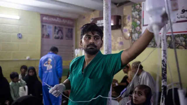 ایک نرس ڈرپ لگانے کی تیاری کر رہے ہیں