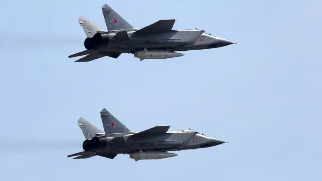 МиГ-31 с ракетой "Кинжал" над Москвой