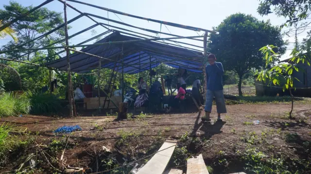 Proses pembangunan posko bersama petani Laoli yang tergusur. Lokasi posko berada di salah satu rumah warga dusun Laoli, sekitar 4 kilometer dari kebun milik petani.