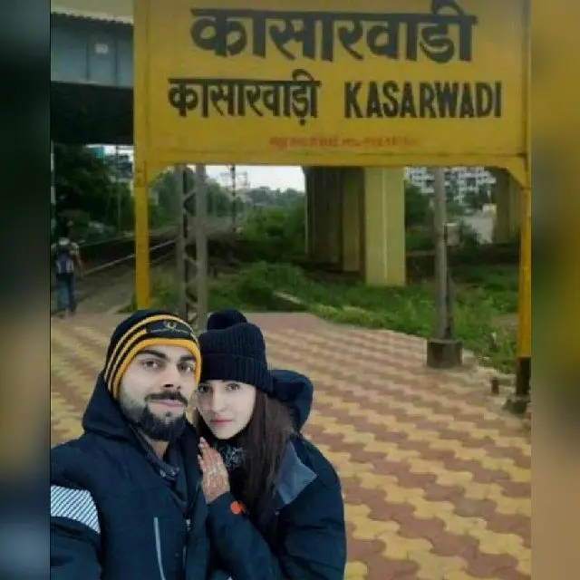 विराट-अनुष्का रेल्वे स्थानका बाहेर