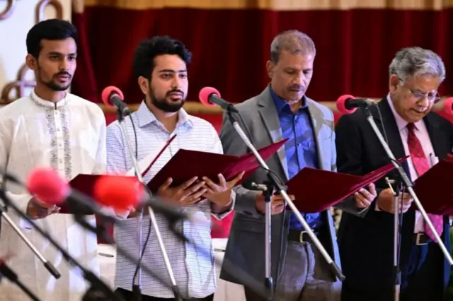 উপদেষ্টাদের শপথ পাঠ করাচ্ছেন রাষ্ট্রপতি