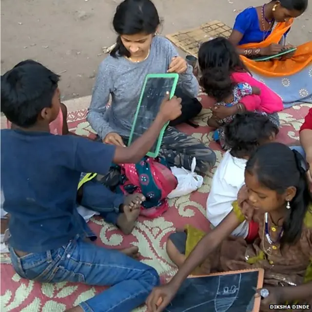 'अॅक्टिव्हिटी बेस्ड लर्निंग'च्या माध्यमातून दीक्षा मुलांना शिकवते.