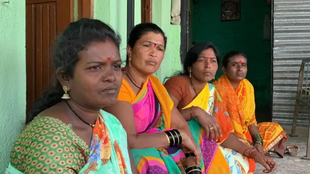 'शेतातल्या मजुरीपेक्षा फटाका कारखान्यात शंभर- दोनशे जास्त मिळतात म्हणून तिथे काम करतो' 