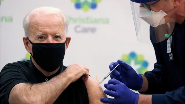 Joe Biden reçoit une deuxième dose de vaccin contre le covid-19