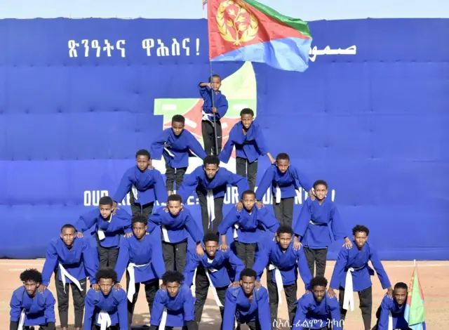 ምርኢት ሰርከስ ዞባ ደቡብ ሰማያዊ ላዕሊን ጸሊም ስረን ብዝገበሩ መንእሰያት