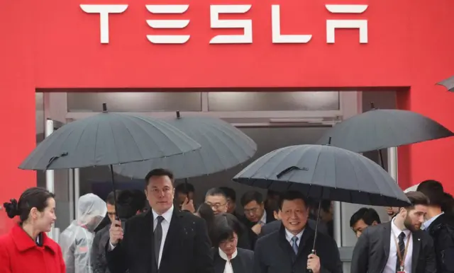 Маск у магазина Tesla