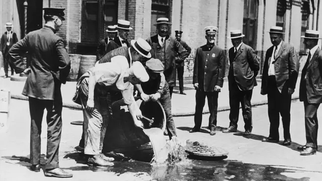 ১৯২০ এর দশকে নিউ ইয়র্কে জব্দ করা বিয়ার নর্দমায় ফেলে নষ্ট করা হচ্ছে।