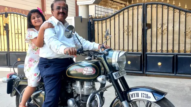 బండి మీద మనవరాలితో శ్రీనివాసన్