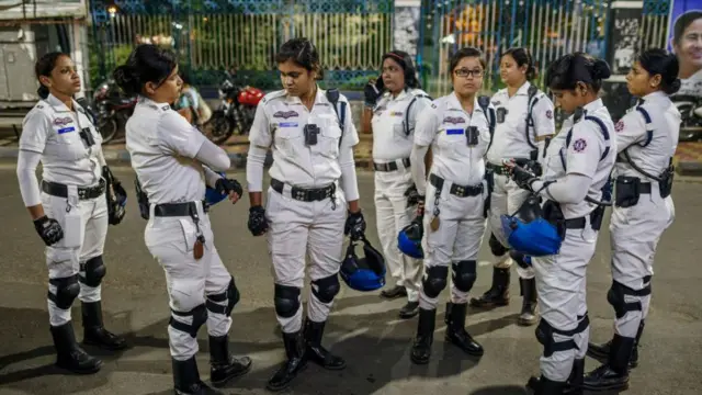 আইন শৃঙ্খলা ডিউটিতে কলকাতার বিশেষ নারী পুলিশ বাহিনীর সদস্যরা