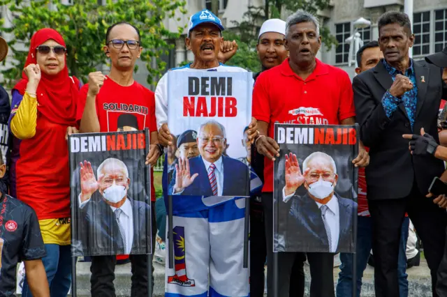 မလေးရှား ဝန်ကြီးချုပ်ဟောင်း ထောက်ခံသူ ပရိသတ်က သူ့ကို လွှတ်ပေးဖို့ တောင်းဆို