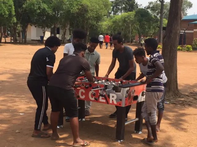 Baba kandi bakina imikino itandukanye aha muri iki kigo aho bategereje kumenya iby'ubuzima bwabo ejo hazaza