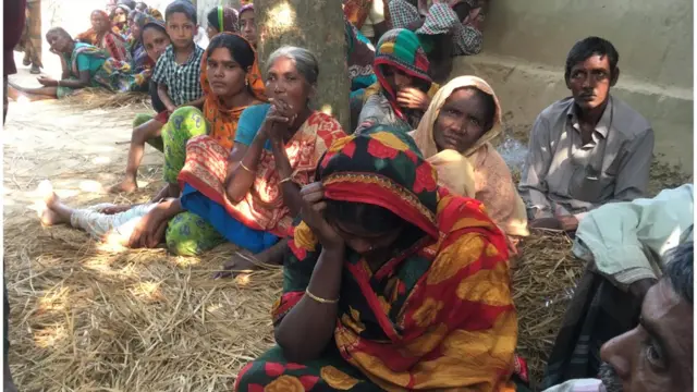 ঘরবাড়ি হারিয়ে স্থানীয় একটি গির্জার সামনে অবস্থান নিয়েছে সাঁওতালরা