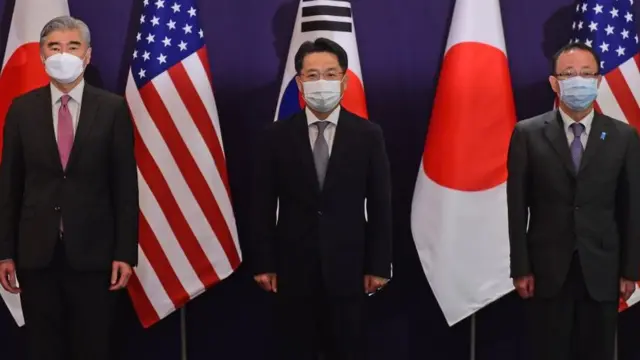 성 김 미국 국무부 대북특별대표(왼쪽부터)와 노규덕 외교부 한반도평화교섭본부장, 후나코시 다케히로 일본 외무성 아시아·대양주 국장이 21일 서울 중구 롯데호텔에서 한미일 북핵 수석대표 협의에 앞서 기념촬영을 하고 있다