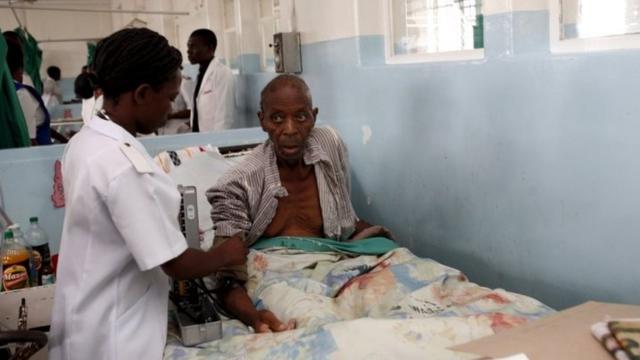 Un hombre recibe tratamiento en un hospital en Harare.