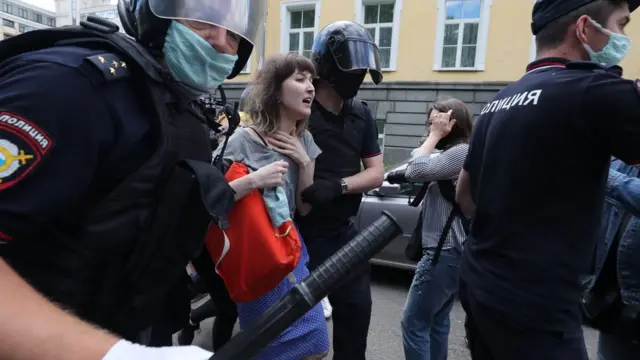 Задержание протестующих у здания суда