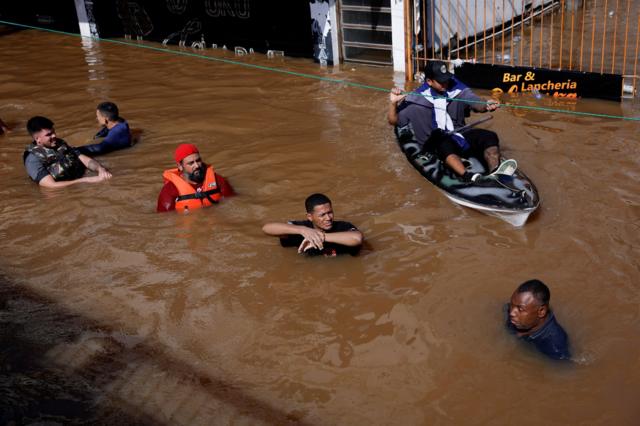 Pessoas nadando na água da enchente