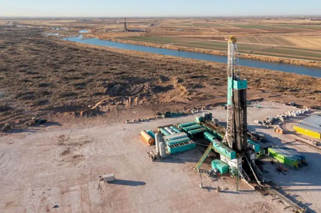 La maquinaria en un pozo de extracción de gas mediante fracking