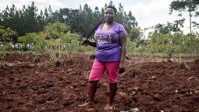 Produtora rural segura um facão
