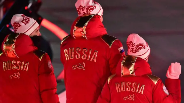 Члены российской делегации принимают участие в параде во время церемонии открытия зимних Паралимпийских игр Milano Cortina 2026 в Арена-ди-Верона в Вероне 6 марта 2026 года.