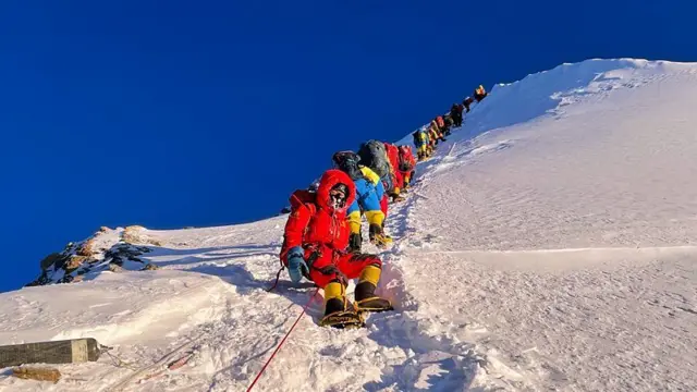 सगरमाथाको शिखरमा पर्वतारोहीहरू