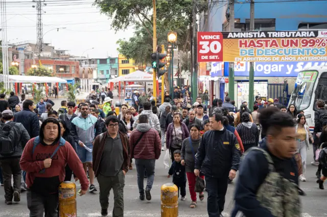 Transeúntes caminan apresurados junto a la estación de Caja de Agua.