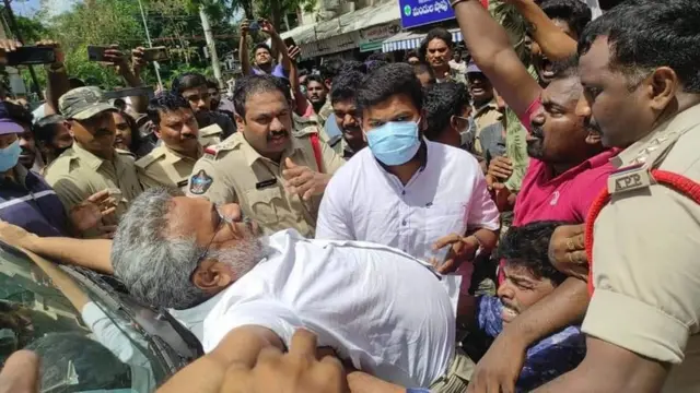 ఆందోళన చేస్తున్న మాజీ ఎమ్మెల్యే కొండబాబుని పక్కకు లాగుతున్న పోలీసులు