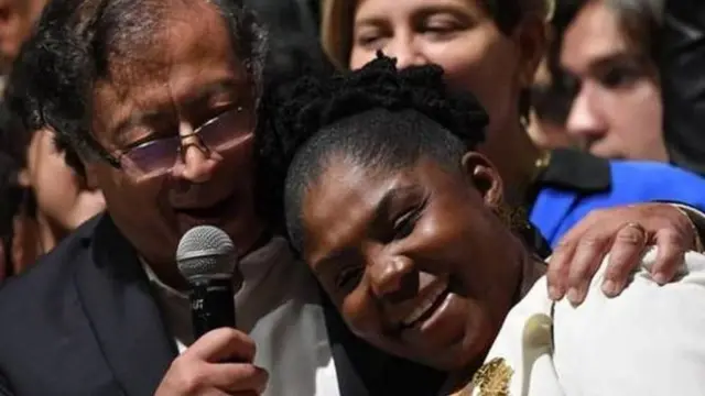 Petro abraça Francia Márquez