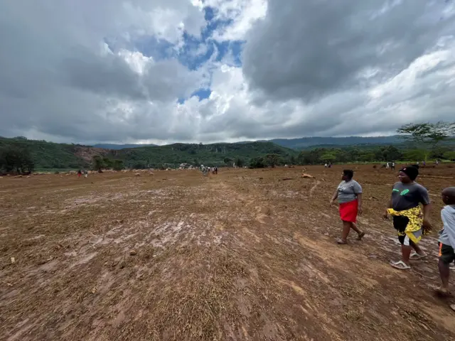 Ingufu nyinshi z'amazi y'urugomero rwari rwarengewe zatwaye inzu zari aha aba baturage bahagaze, abarenga 40 - umubare w'agateganyo - barapfa, abandi baracyashakishwa