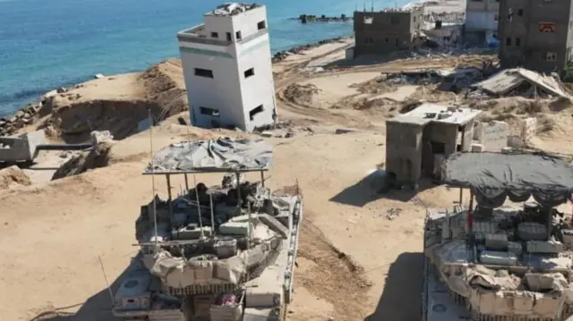 دبابات إسرائيلية تحاصر منطقة الساحل في رفح جنوب قطاع غزة