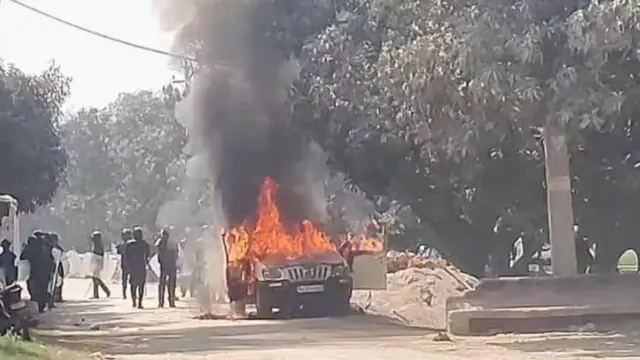 आगो दन्किइरहेको सवारी साधन र छेउमा केही प्रहरी
